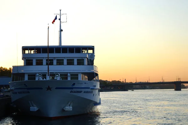 River cruise ship och neva floden — Stockfoto