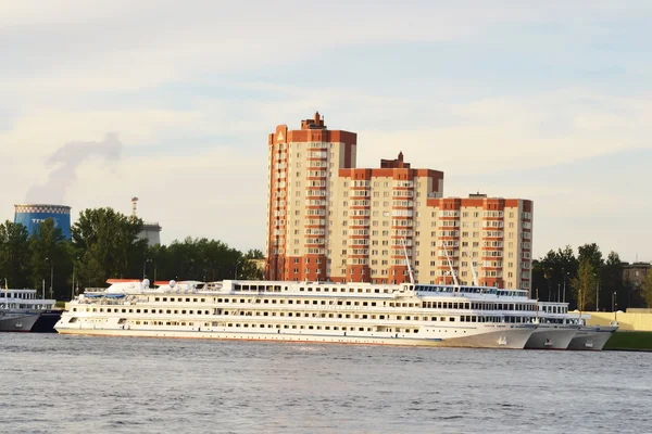 Embankment de la rivière Neva, Saint-Pétersbourg — Photo
