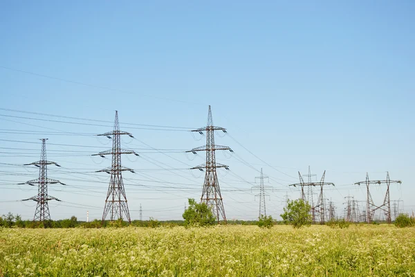 전기 pylons와 여름 풍경 — 스톡 사진