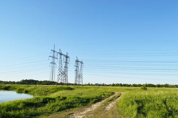 Zomer landschap met elektriciteit pylonen — Stockfoto