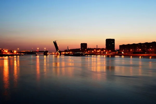 Rivière Neva et pont Volodarsky, Saint-Pétersbourg — Photo