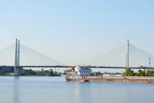 Lastfartyg och kabel-stagade bro — Stockfoto