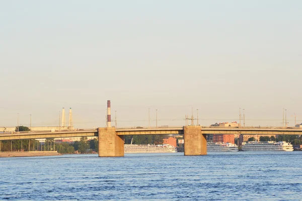 Neva řeky a volodarsky most, st.petersburg — Stock fotografie