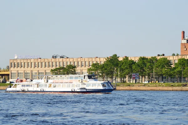 Човен плаває на березі річки Нева — стокове фото