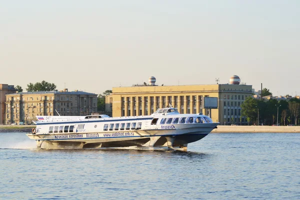 Le bateau flotte sur la rivière Neva — Photo