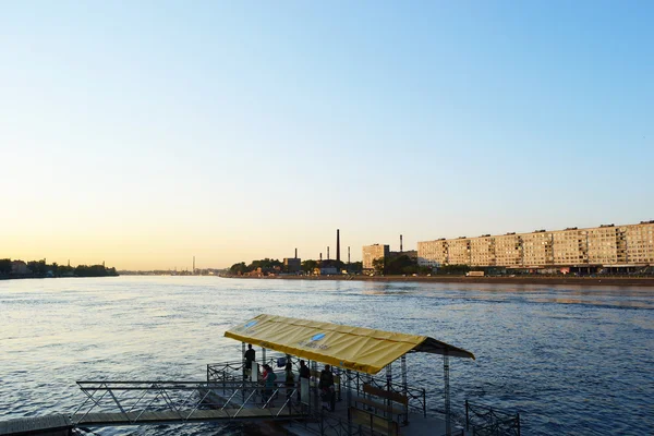 Října násep a řeka Něva — Stock fotografie