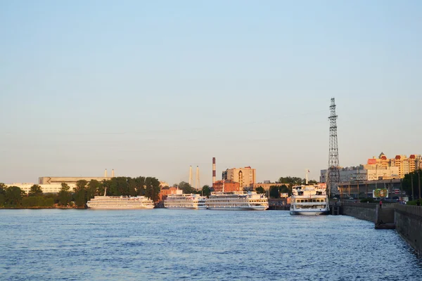 Вид на Неву, Санкт-Петербург — стоковое фото