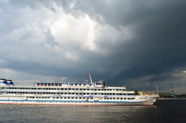 River cruise gemisi river neva üzerinde yelken