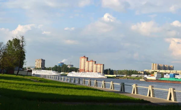 Vista del terraplén del río Neva, San Petersburgo — Foto de Stock