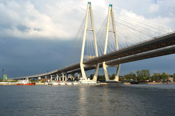 Καλώδιο-ενισχυμένος γέφυρα στην Αγία Πετρούπολη — Φωτογραφία Αρχείου