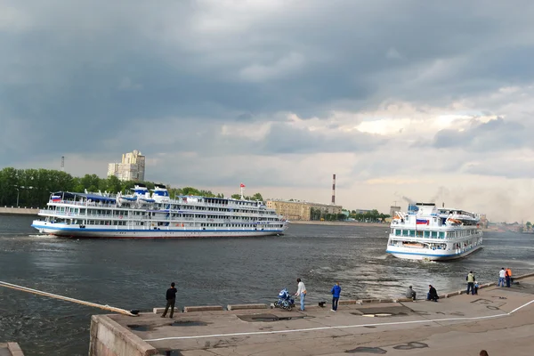 Dois navios de cruzeiro fluvial navegando no rio Neva — Fotografia de Stock