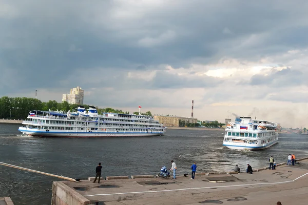 Zwei Flusskreuzfahrtschiffe auf der Newa — Stockfoto