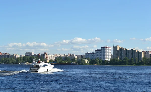 O navio navega ao longo do rio Neva — Fotografia de Stock