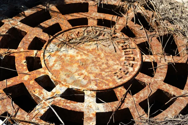 Cubierta de alcantarilla oxidada antigua — Foto de Stock