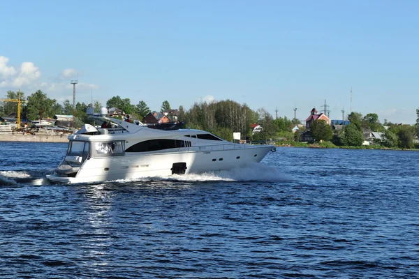 Lo yacht naviga lungo il fiume Neva — Foto Stock