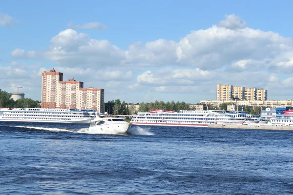 O iate navega ao longo do rio Neva — Fotografia de Stock