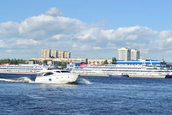 Le yacht navigue le long de la rivière Neva — Photo