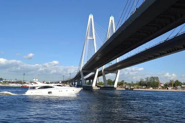 Hídja és a Néva vitorlás yacht — Stock Fotó