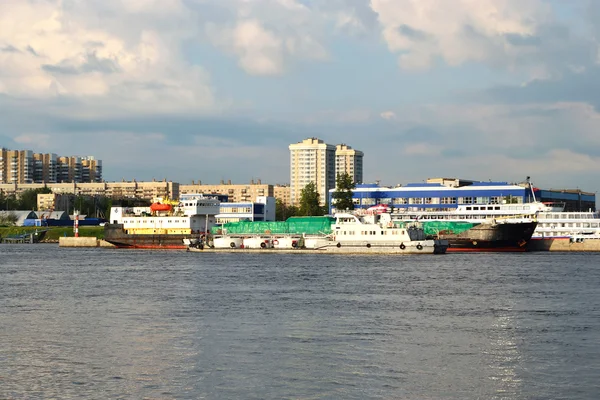 Embankment of the Neva river, St.Petersburg — Stock Photo, Image