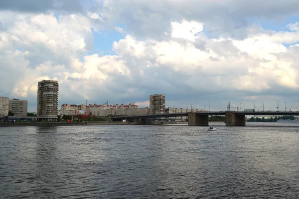 10 月の堤防とネヴァ川 — ストック写真