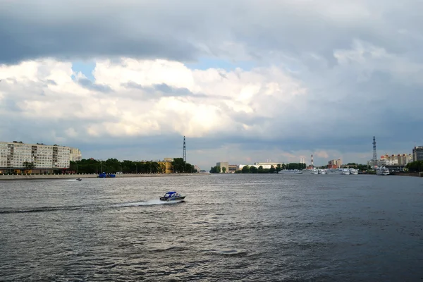 Uitzicht op de rivier de Neva, Sint-Petersburg — Stockfoto