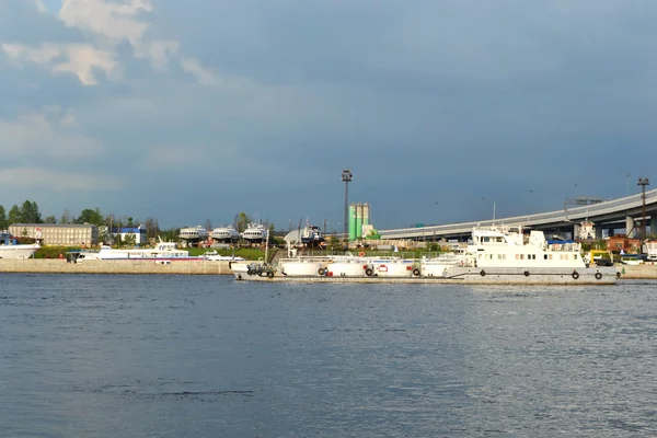 Neva 강 제방 st.petersburg — 스톡 사진
