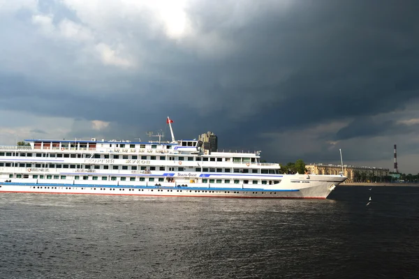 Річка круїзне судно, вітрильний спорт на березі річки Нева — стокове фото