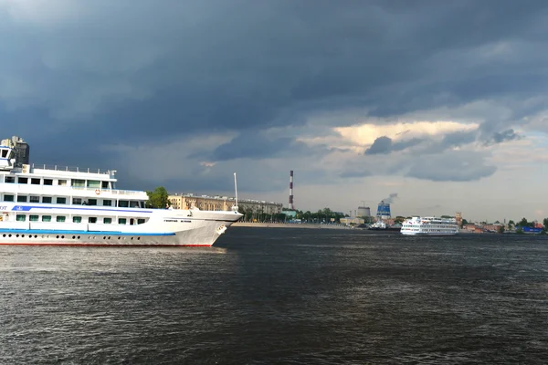 River cruise hajó kifutását a Szentpéterváron — Stock Fotó