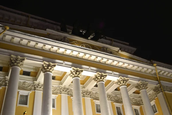 在晚上的 aleksandrinsky 剧院的柱廊 — 图库照片