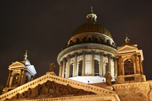 St. Isaak'c Cathedral at night in St. Petersburg — Stock Photo, Image