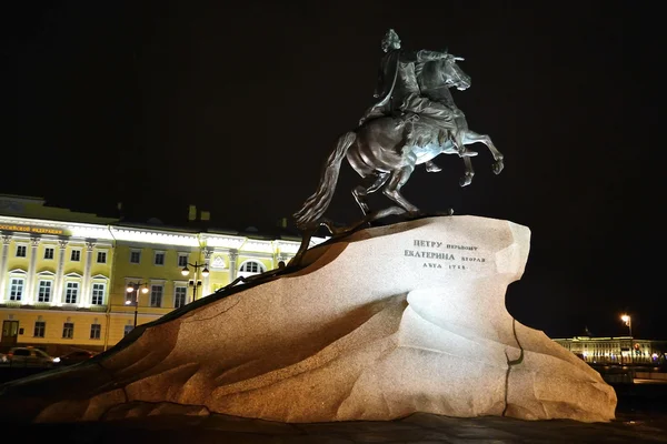 Monumento de Pedro o Primeiro à noite — Fotografia de Stock