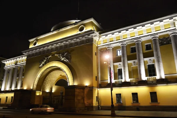 参议院和教区议会建筑在晚上，圣彼得堡 — 图库照片