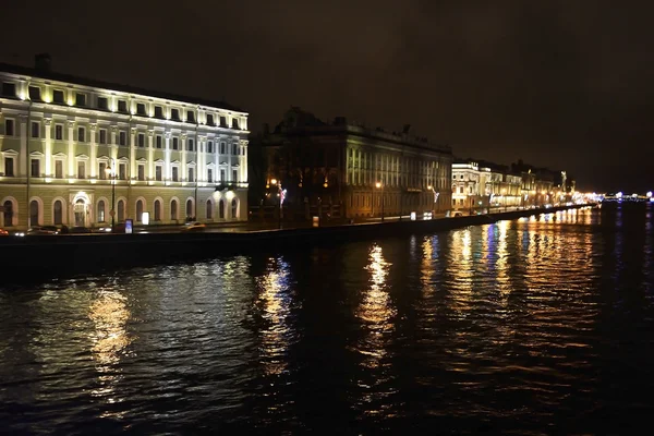 Wgląd nocy nabrzeże pałacowe w Sankt Petersburgu — Zdjęcie stockowe