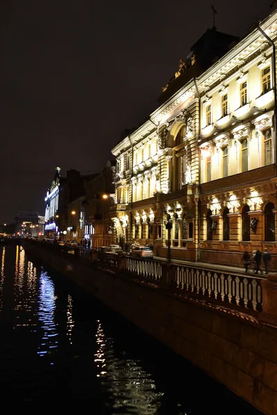 Natt syn på vallen Gribojedov kanalen — Stockfoto