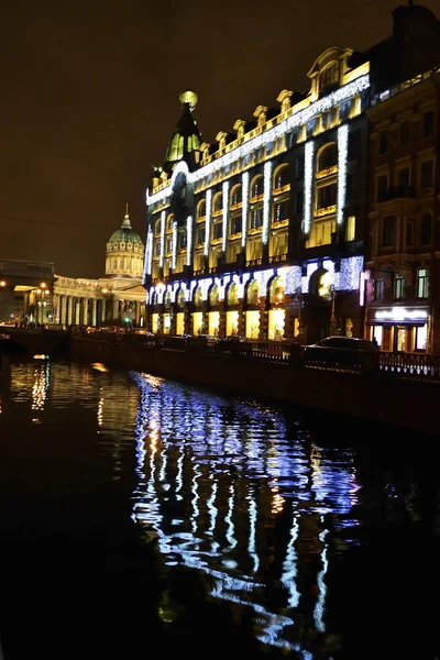Griboyedov 运河堤防的夜景 — 图库照片
