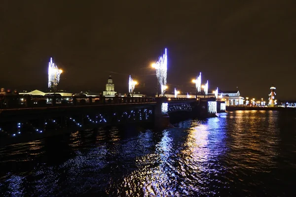 Puente del Palacio por la noche en San Petersburgo —  Fotos de Stock
