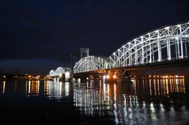 Finlandiya demiryolu Köprüsü, beyaz gecelik
