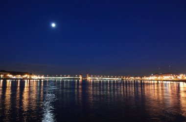 neva Nehri, gece manzarası