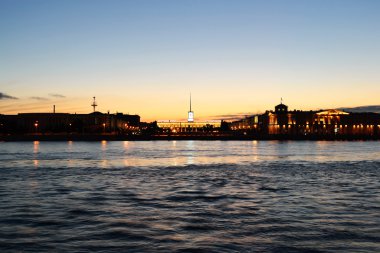 neva Nehri, gece manzarası