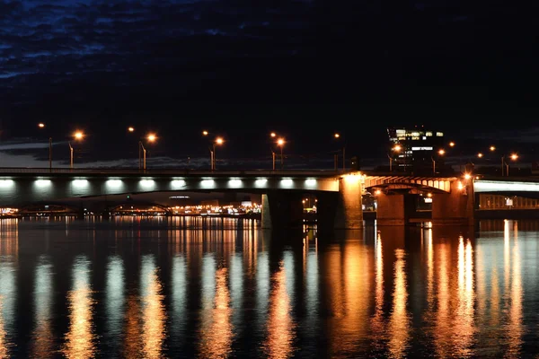 亚历山大 · 涅夫斯基大桥夜景 — 图库照片