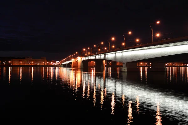 Alexander Nevski brug bij nacht — Stockfoto