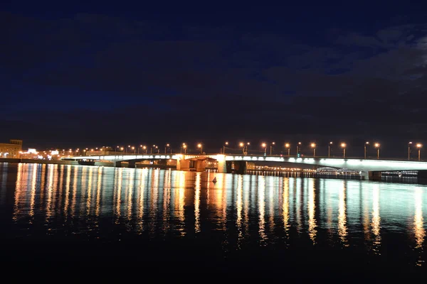 Александр Невский мост ночью — стоковое фото