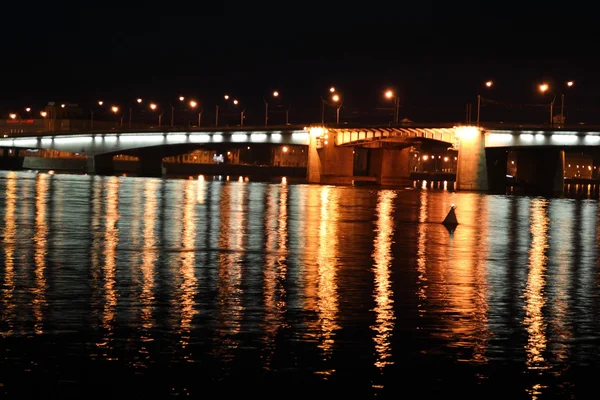 Alexander Nevsky Bridge à noite — Fotografia de Stock