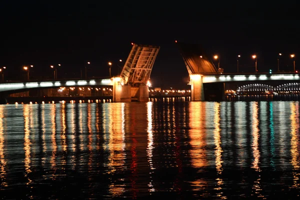 Αλέξανδρος nevsky γέφυρα το βράδυ — Φωτογραφία Αρχείου