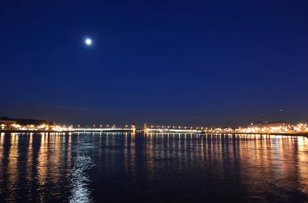 在晚上涅瓦河的视图 — 图库照片