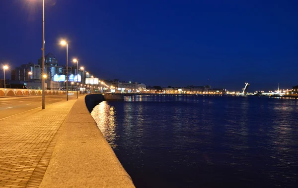 在晚上涅瓦河的堤防 — 图库照片