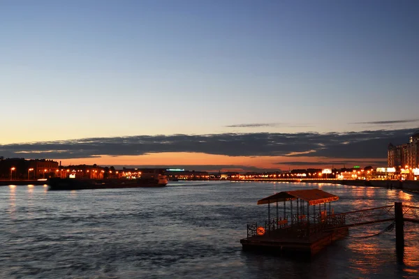 在晚上涅瓦河的视图 — 图库照片