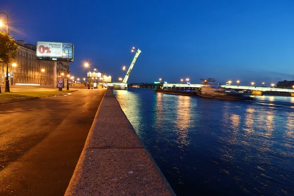 在晚上涅瓦河的堤防 — 图库照片
