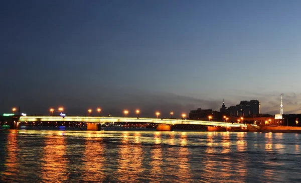 Литейный мост ночью — стоковое фото
