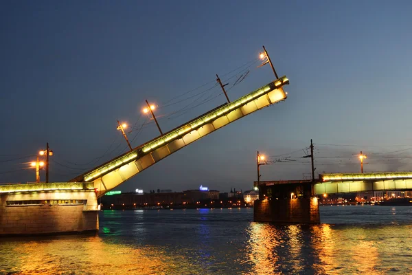 Jembatan Liteyny di malam hari — Stok Foto